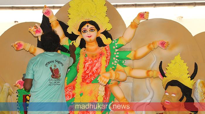 বোধনে আজ দেবীর নিদ্রা ভাঙার বন্দনা, কাল মহাষষ্ঠী