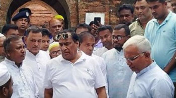 ঐতিহসিক সুজা মসজিদ ও ঘোড়াঘাট দূর্গ পরিদর্শনে দুই মন্ত্রী