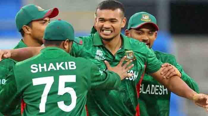 প্রথম ওভারেই আঘাত তাসকিনের