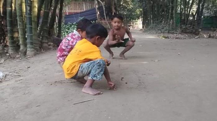 গ্রামীণ কিশোরদের আকর্ষণীয় মার্বেল খেলা বিলুপ্তির পথে 