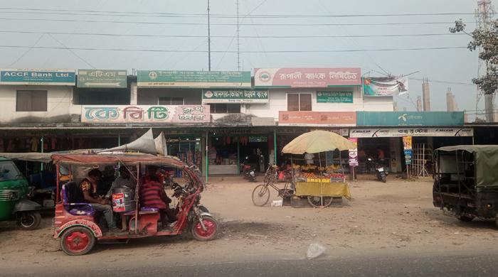  বীরগঞ্জের পীরের মেলায় ইউপি চেয়ারম্যনের নেতৃত্বে চলছে জমজমাট লটারী, প্রশাসন নিরব