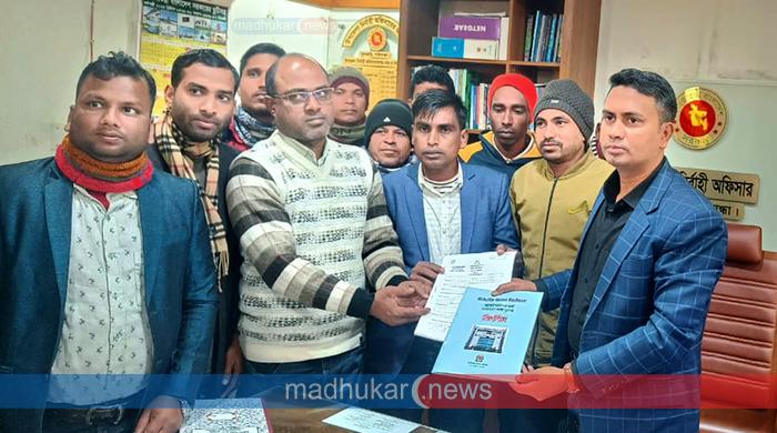 গাইবান্ধা-৫ আসনে সিপিবির প্রার্থী নিরব রবিদাসের মনোনয়নপত্র সংগ্রহ