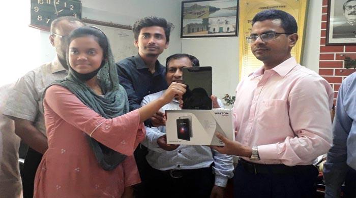 প্রধানমন্ত্রীর উপহার হিসেবে ট্যাব পাচ্ছে রাণীনগরের মেধাবী শিক্ষার্থীরা
