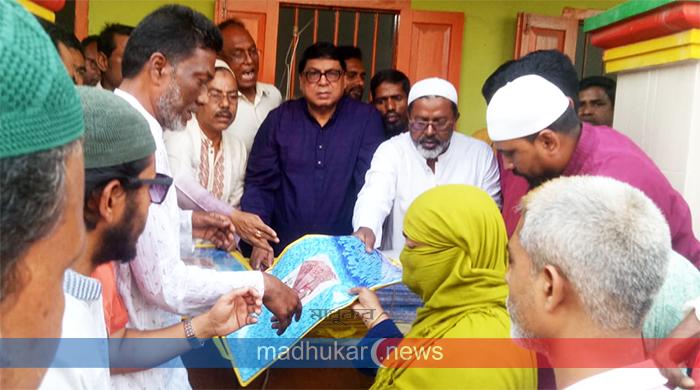 গাইবান্ধায় অসহায় ও দুঃস্থদের মাঝে বিএনপির ঈদ উপহার বিতরণ