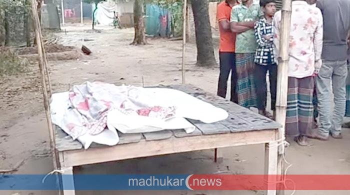 ট্রেনে কাটা পড়ে নিহত ৫ জনের মরদেহ অ্যাম্বুলেন্সে করে গ্রামে পৌঁছায়, দুপুরে দাফন