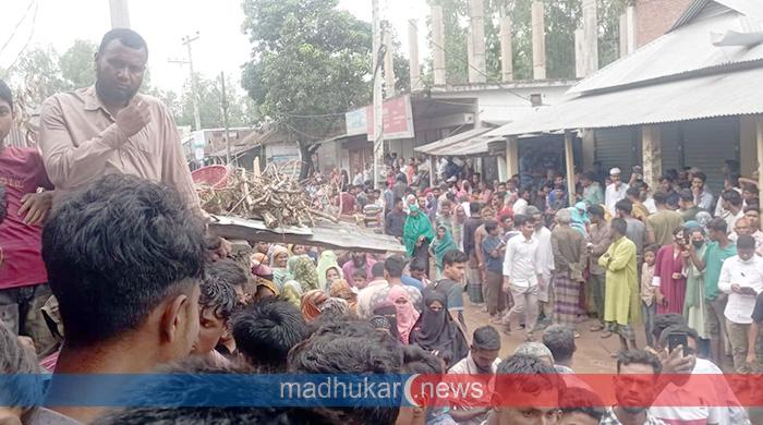 আমলাগাছীতে বিছানায় নারীর গলা কাটা লাশ, উঠানে পড়েছিল কাটা পুরুষাঙ্গ