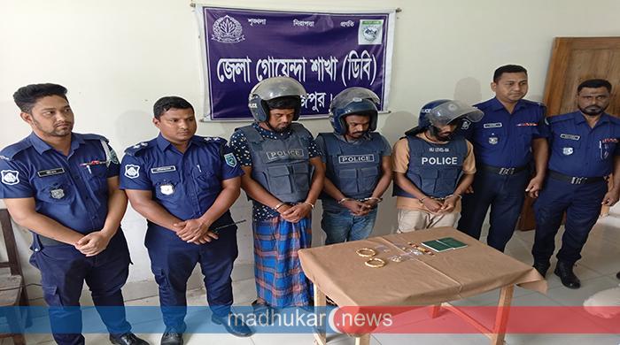 ঘোড়াঘাটে বৃদ্ধা হত্যা রহস্য উদঘাটন নাতিসহ তিন আসামি গ্রেফতার, লুটের স্বর্ণালংকার উদ্ধার