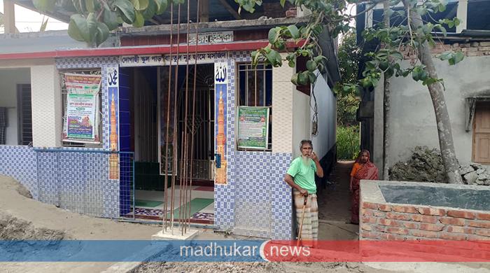 নওগাঁয় মসজিদের ওয়াল ভেঙে রাস্তা দেওয়ার প্রতিশ্রুতি দিয়ে বাড়ি নির্মাণের অভিযোগ