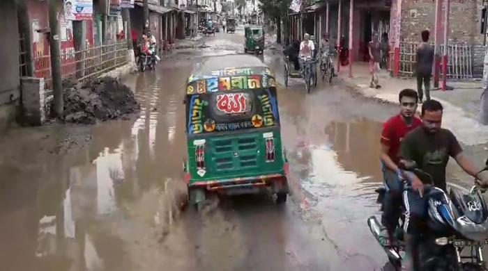 গোবিন্দগঞ্জে কোচাশহর বাজার এলাকায় সামান্য বৃষ্টিতেই হাঁটু পানি