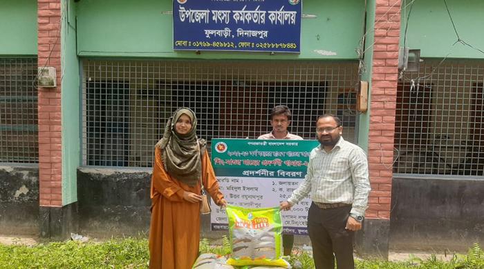 ফুলবাড়ীতে মাছের পোনাসহ উপকরণ বিতরণ