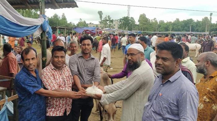 ফুলছড়িতে কুরবানির চামড়া সংরক্ষণে প্রশাসনের পক্ষ থেকে লবণ বিতরণ