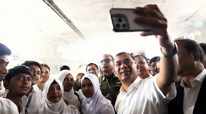 সংসদে প্রধানমন্ত্রীর সঙ্গে সেলফি তুলে উচ্ছ্বসিত কুমিল্লার শিক্ষার্থীরা