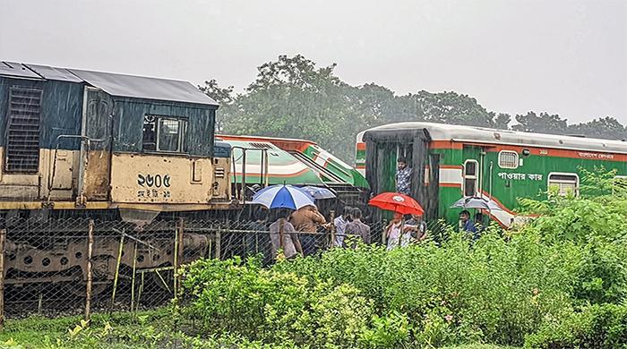 লালমনিরহাটে দুই ট্রেনের মুখোমুখি সংঘর্ষ