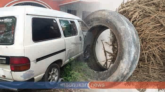 সাদুল্লাপুরে মাইক্রোবাসের চাকায় মিলল ১১ কেজি গাঁজা