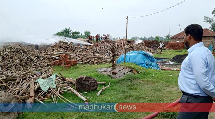 সাঘাটায় অবৈধ কয়লা তৈরির কারখানা গুড়িয়ে দিলো প্রশাসন