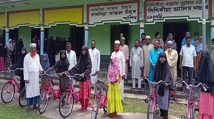 কামদিয়া ইউপি’র উদ্যোগে বিভিন্ন শিক্ষা প্রতিষ্ঠান ৪০টি বাইসাইকেল বিতরণ