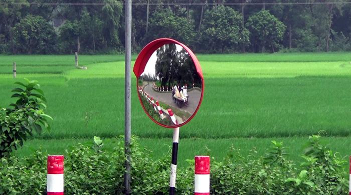দুর্ঘটনা কমাতে নওগাঁর মহাসড়কে স্থাপন করা হয়েছে আয়না