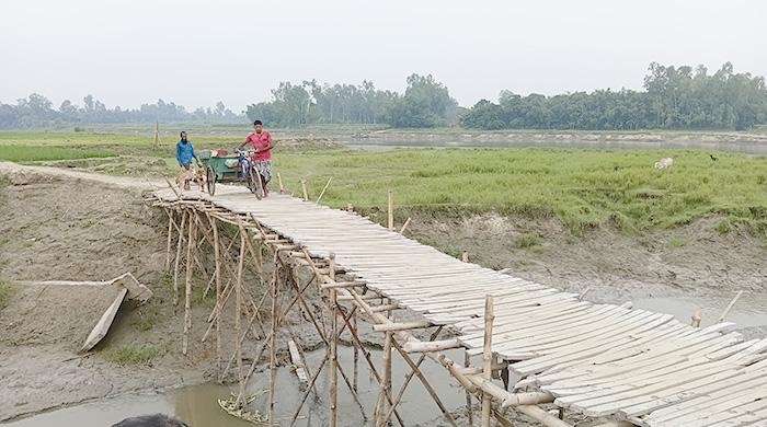 পলাশবাড়ীতে ঝুঁকি নিয়ে সাঁকো পারপার