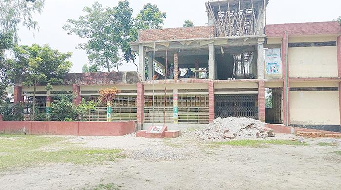 স্কুল ভবন নির্মাণে অনিয়মের অভিযোগ