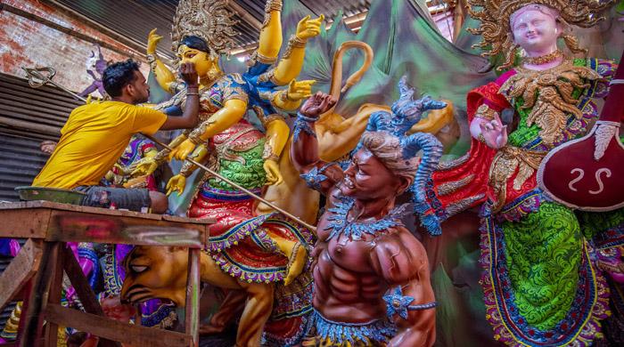 তুলির আঁচড়ে ফুটে উঠছে দেবীর অবয়ব