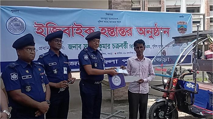 সেই হায়দারকে ইজিবাইক উপহার দিলো জেলা পুলিশ