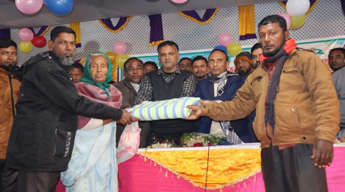 ফুলবাড়ীতে শীতার্ত দুস্থের মাঝে শীতবস্ত্র বিতরণ 