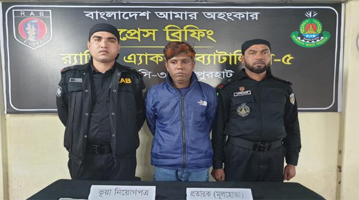 নওগাঁয় স্ত্রী প্রাইমারি স্কুলের শিক্ষিকা ॥ স্বামী চাকুরির প্রলোভন দিয়ে টাকা হাতিয়ে নিতেন মঞ্জুরুল আলম নওগাঁয় স্ত্রী প্রাইমারি স্কুলের শিক্ষিকা ॥ স্বামী চাকুরির প্রলোভন দিয়ে টাকা হাতিয়ে নিতেন মঞ্জুরুল আলম