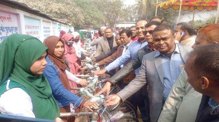 দিনাজপুরে পিতৃহারা ছাত্রীদের মাঝে বাইসাইকেল ও আর্থিক অনুদান বিতরণ
