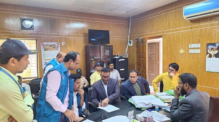 দিনাজপুরে ঘুষ নেয়ার অভিযোগে জাতীয় গৃহায়ন কর্তৃপক্ষের উপসহকারী প্রকৌশলী আটক