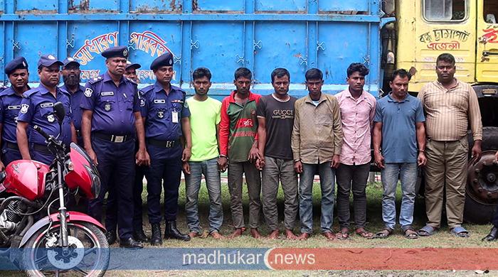 নওগাঁয় দেশি অস্ত্রসহ সাত ডাকাত সদস্য গ্রেপ্তার
