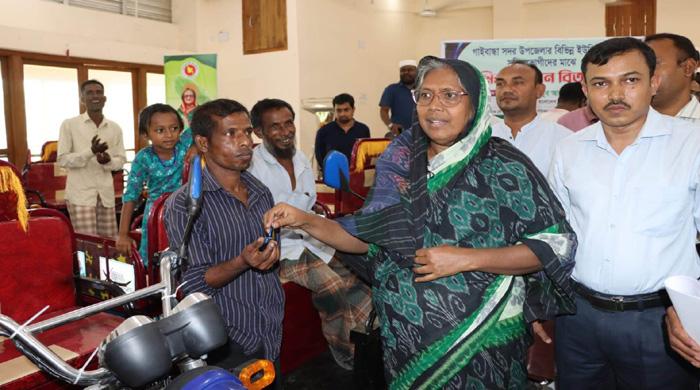 আঠারো দরিদ্র ও সুবিধাভোগীকে শিশুকভ্যান উপহার দিলেন গিনি এমপি