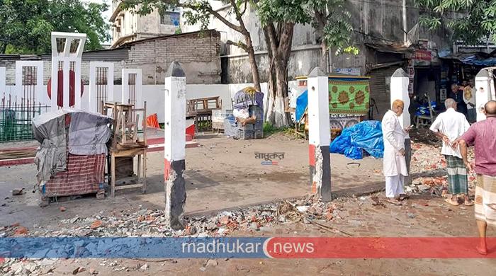 গোবিন্দগঞ্জে শহীদ মিনারের সীমানা প্রাচীর ভাঙচুর, বিভিন্ন মহলে ক্ষোভ