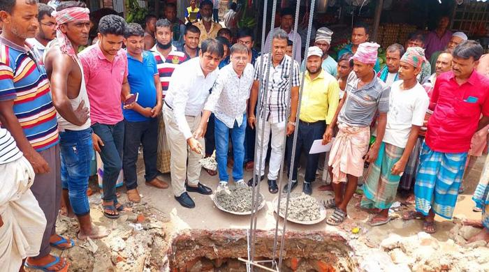 গোলাপবাগ কাঁচা বাজারে টিন সেড কাজের শুভ উদ্বোধন