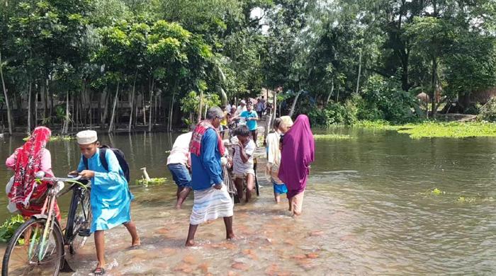 ডিমলায় পানির নিচে নির্মাণাধীন সেতুর বিকল্প সড়ক