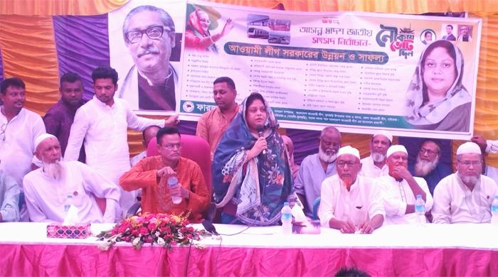 ফুলছড়িতে নৌকায় ভোট চেয়ে বুবলীর প্রচারণা