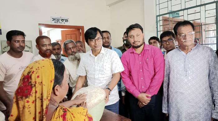 রাণীনগরে বন্যার্তদের মাঝে চাল ও শুকনা খাবার বিতরণ