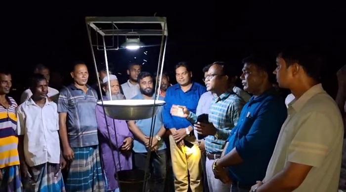 গোবিন্দগঞ্জে পোকা দমনে জনপ্রিয় হচ্ছে আলোক ফাঁদ