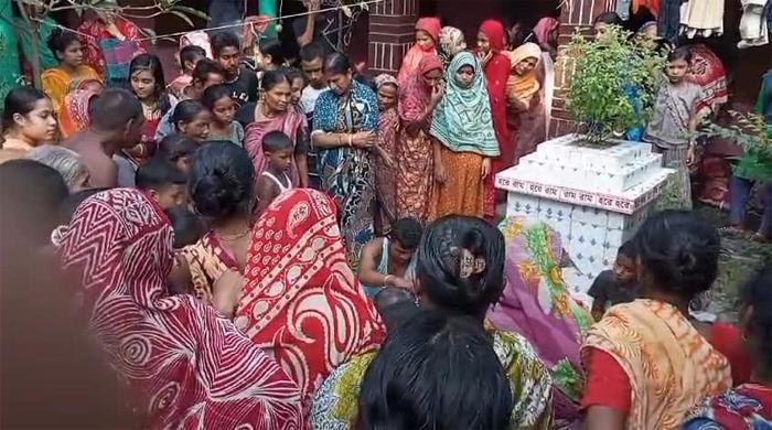পুকুরে পড়া ফুটবল তুলতে গিয়ে প্রাণ গেল শিশুর