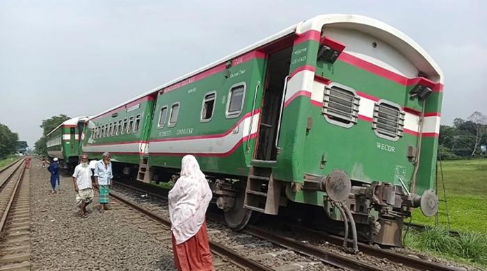 নীলসাগর এক্সপ্রেস লাইনচ্যুত, ঢাকা-উত্তরবঙ্গ ট্রেন যোগাযোগ বন্ধ নীলসাগর এক্সপ্রেস লাইনচ্যুত, ঢাকা-উত্তরবঙ্গ ট্রেন যোগাযোগ বন্ধ