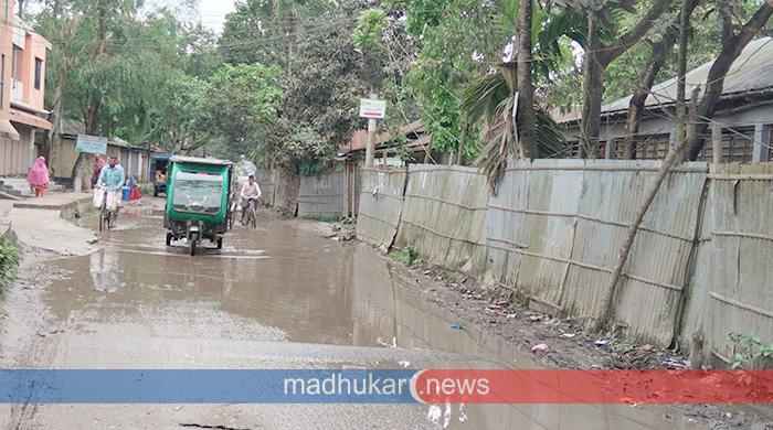 সুন্দরগঞ্জ পৌর সড়কে হাটু পানি পথচারীদের চরম ভোগান্তি