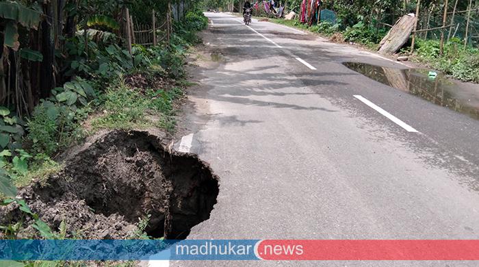 সড়কে গর্তের সৃষ্টি, ঝুকি নিয়ে পথচারীর চলাচল