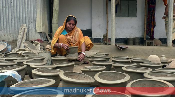 গোবিন্দগঞ্জে মৃৎ শিল্পের হাল ধরেছেন নারীরা কারিগররা 