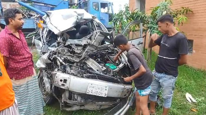 গোবিন্দগঞ্জে যাত্রীবাহীবাস ও প্রাইভেট কারের সংঘর্ষে কারের চালকসহ ২ জন নিহত