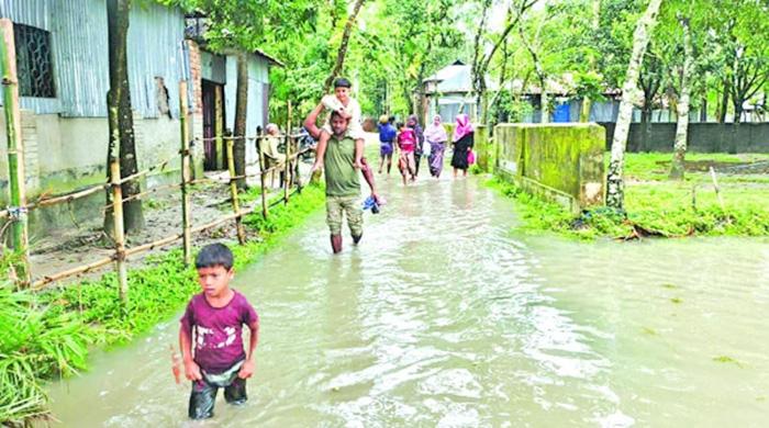 লালমনিরহাটে পানিবন্দি ১০ হাজার পরিবার, নদনদীর পানি বেড়েছে