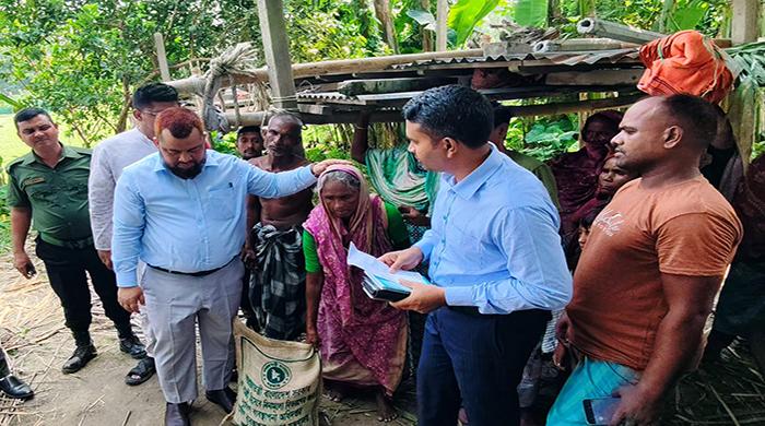 নদীভাঙনে সর্বস্ব হারানো রেজিয়া বেগমের পাশে জেলা প্রশাসন