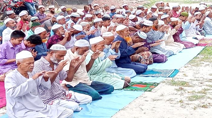 দিনাজপুরের ফুলবাড়ীতে বৃষ্টির জন্য বিশেষ নামাজ আদায়