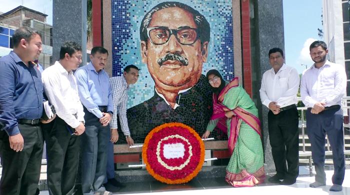 বঙ্গবন্ধুর ম্যুরালে পুষ্পমাল্য অর্পণ করলেন গাইবান্ধার নবাগত জেলা প্রশাসক
