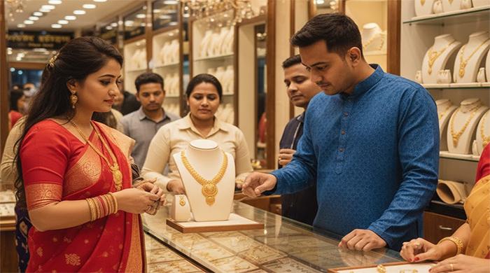 সোনার দাম বেড়ে ফের ২ লাখ টাকা ছাড়াল