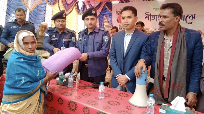 চিরিরবন্দরে পুলিশ সার্ভিস এসোসিয়েশনের উদ্যাগে ৫ শতাধিক শীতবস্ত্র বিতরণ