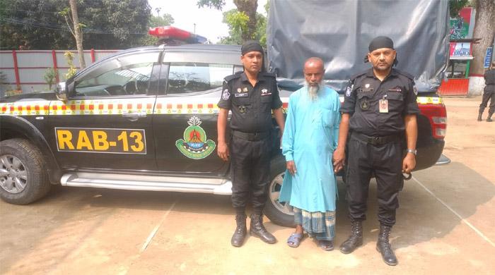 বৈদেশিক মুদ্রা পাচারকারী চক্রের মূলহোতা গ্রেফতার